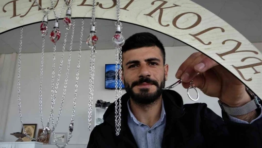 Ekmeğini pirinç tanelerinden kazanıyor