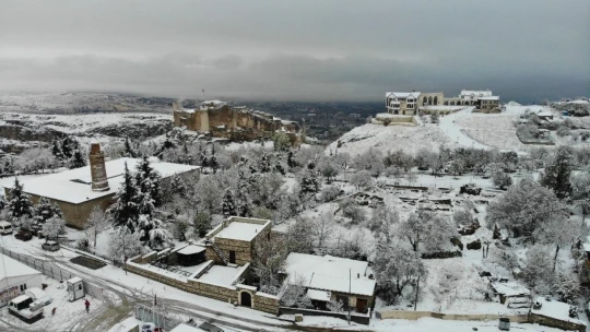 Elazığ'a mevsimin ilk karı yağdı, Harput'ta kartpostallık görüntüler oluştu