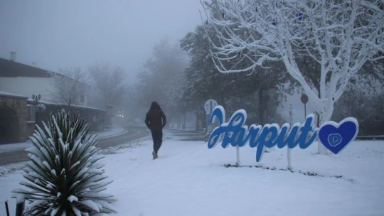 Elazığ'a mevsimin ilk karı yağdı, Harput'ta kartpostallık görüntüler oluştu