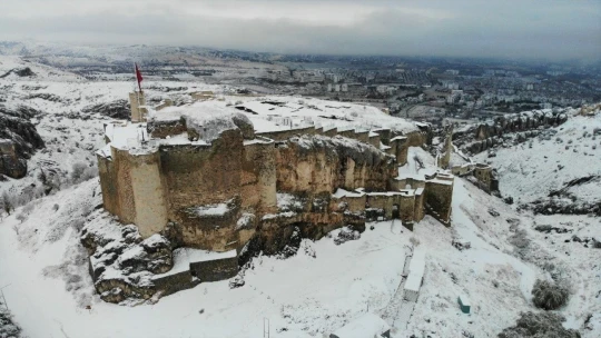 Elazığ'a mevsimin ilk karı yağdı, Harput'ta kartpostallık görüntüler oluştu