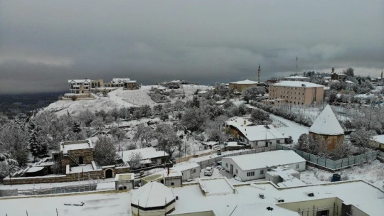 Elazığ'a mevsimin ilk karı yağdı, Harput'ta kartpostallık görüntüler oluştu