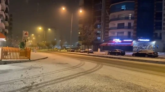 Elazığ'a mevsimin ilk karı yağdı