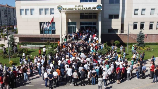Elazığ Belediyesi çalışanlara yüzde 103 zam yaptı, Başkan Şerifoğulları, davul klarnet eşliğinde çiçeklerle karşılandı