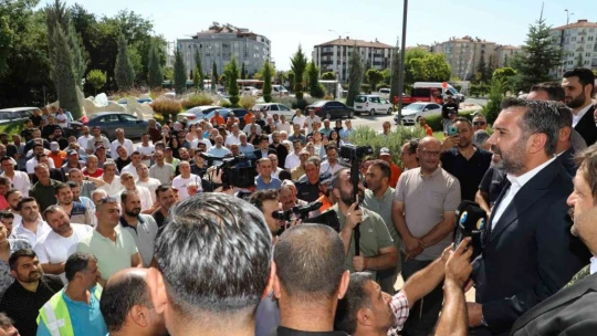 Elazığ Belediyesi çalışanlara yüzde 103 zam yaptı, Başkan Şerifoğulları, davul klarnet eşliğinde çiçeklerle karşılandı