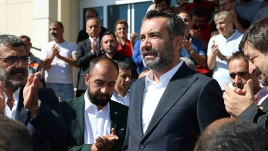 Elazığ Belediyesi çalışanlara yüzde 103 zam yaptı, Başkan Şerifoğulları, davul klarnet eşliğinde çiçeklerle karşılandı