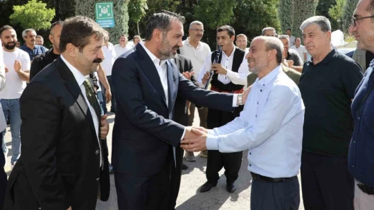 Elazığ Belediyesi çalışanlara yüzde 103 zam yaptı, Başkan Şerifoğulları, davul klarnet eşliğinde çiçeklerle karşılandı