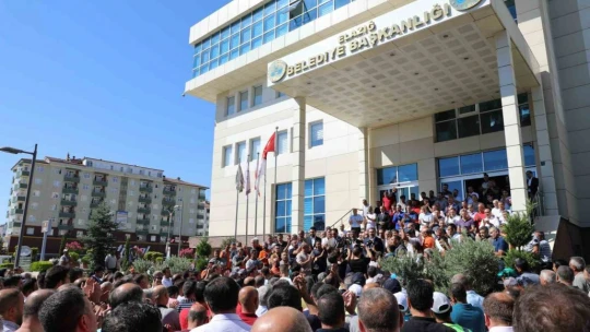 Elazığ Belediyesi çalışanlara yüzde 103 zam yaptı, Başkan Şerifoğulları, davul klarnet eşliğinde çiçeklerle karşılandı