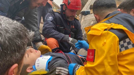 Elazığ Belediyesi itfaiye ekipleri, deprem bölgesinde