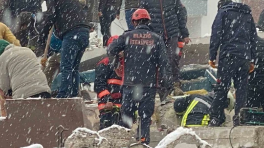 Elazığ Belediyesi itfaiye ekipleri, deprem bölgesinde