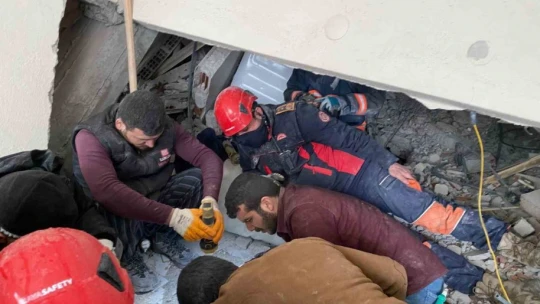 Elazığ Belediyesi itfaiye ekipleri, deprem bölgesinde