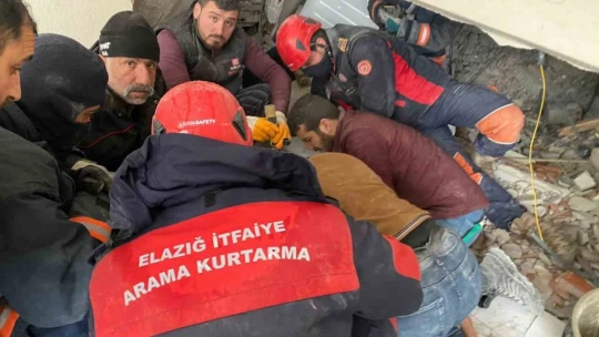 Elazığ Belediyesi itfaiye ekipleri, deprem bölgesinde