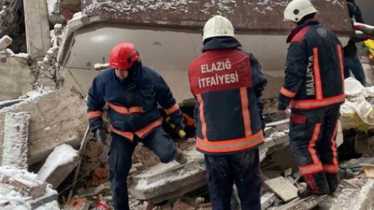 Elazığ Belediyesi itfaiye ekipleri, deprem bölgesinde