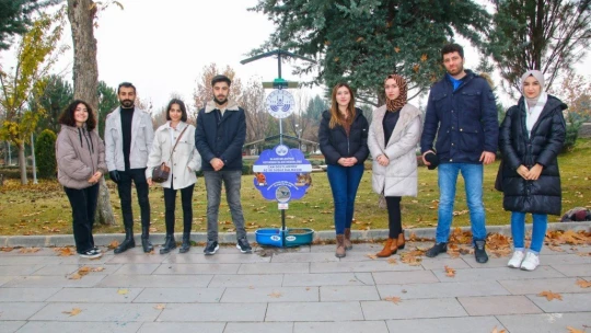 Elazığ Belediyesi sokak hayvanları için üniversite kampüsüne beslenme otomatı bıraktı