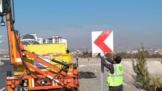 Elazığ Belediyesi yön levhalarını yeniliyor
