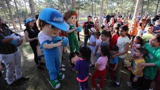 Elazığ çocuklar hem çevreyi temizledi hem eğlendi