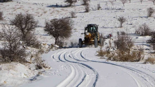 Elazığ'da kapalı köy yollarının ulaşıma açılması için çalışmalar sürüyor