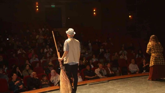 Elazığ'da 'Momo' adlı çocuk tiyatro oyununa yoğun ilgi
