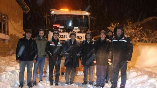 Elazığ'da, 150 personel ve 64 araçla yol açma çalışmaları sürüyor