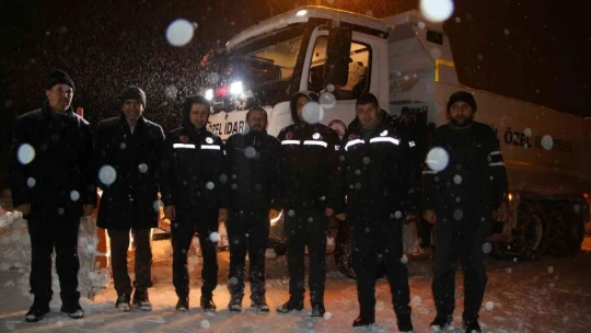 Elazığ'da, 150 personel ve 64 araçla yol açma çalışmaları sürüyor