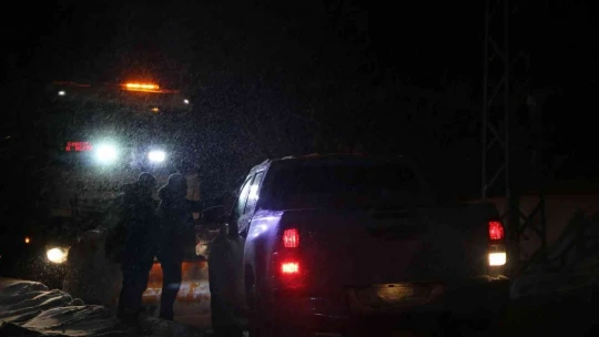 Elazığ'da, 150 personel ve 64 araçla yol açma çalışmaları sürüyor