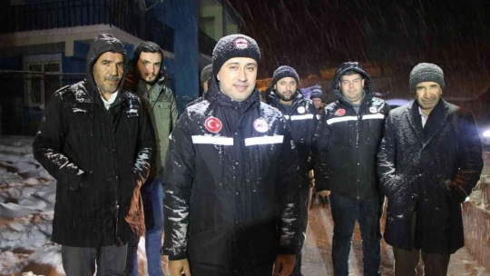 Elazığ'da, 150 personel ve 64 araçla yol açma çalışmaları sürüyor