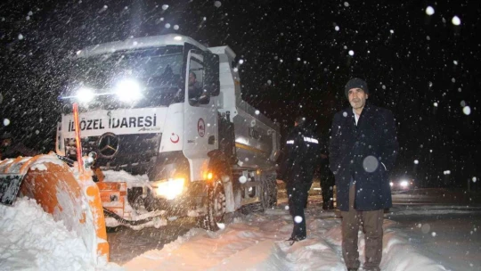 Elazığ'da, 150 personel ve 64 araçla yol açma çalışmaları sürüyor