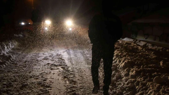 Elazığ'da, 150 personel ve 64 araçla yol açma çalışmaları sürüyor