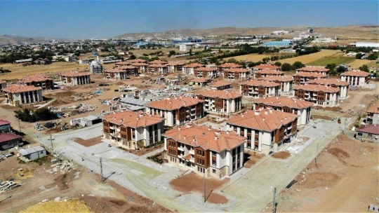 Elazığ'da 250 depremzede daha çekilen kura ile yeni konutlarına kavuştu