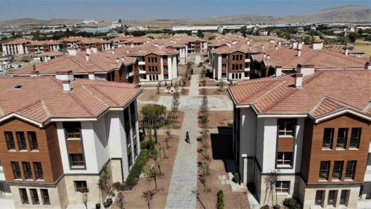 Elazığ'da 250 depremzede daha çekilen kura ile yeni konutlarına kavuştu