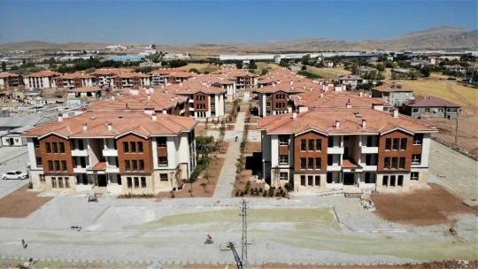 Elazığ'da 250 depremzede daha çekilen kura ile yeni konutlarına kavuştu