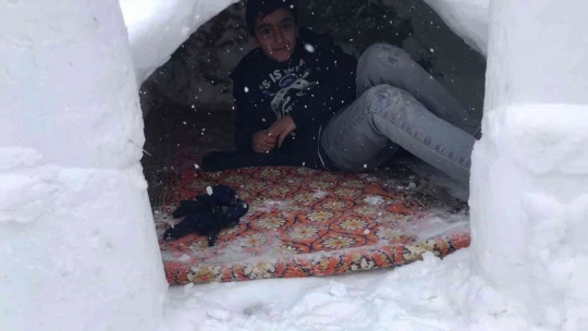 Elazığ'da 3 arkadaş kardan ev yapıp içinde vakit geçirdi