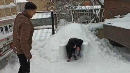 Elazığ'da 3 arkadaş kardan ev yapıp içinde vakit geçirdi