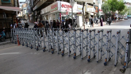 Elazığ'da 3 cadde araç trafiğine kapatıldı, yayalara sosyal mesafe olanağı sağlandı
