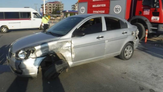 Elazığ'da 4 kişinin yaralandığı trafik kazası kameralara yansıdı