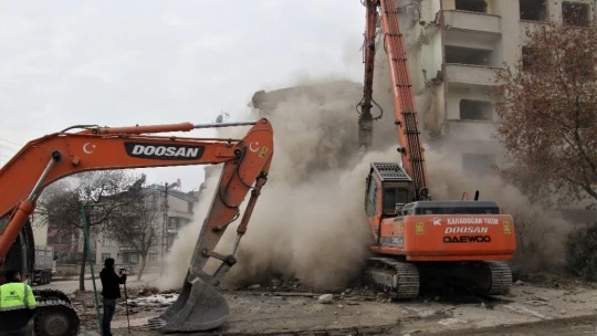 Elazığ'da 5.3'lük depremde ikinci kez hasar alan binanın kontrollü yıkımı başladı