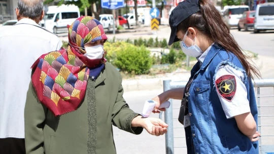 Elazığ'da 6 ayrı noktada pazar kuruldu, tedbirler alınarak açıldı
