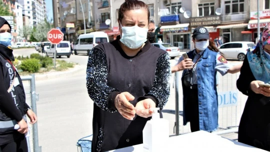 Elazığ'da 6 ayrı noktada pazar kuruldu, tedbirler alınarak açıldı