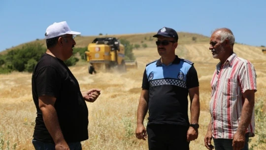 Elazığ'da 600 dönüme arpa eken başkan, hasada başladı