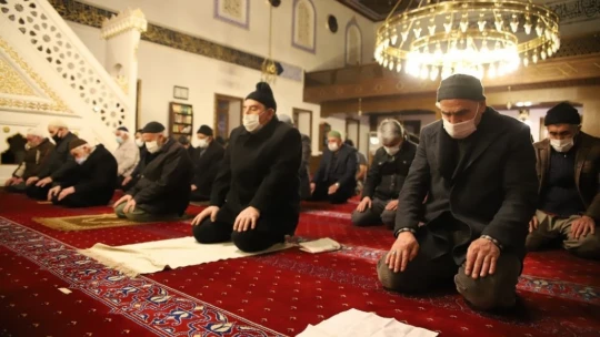Elazığ'da 65 yaş üstünün sabah namazı mutluluğu
