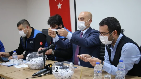 Elazığ'da 676 depremzede daha çekilen kurayla evlerine kavuştu