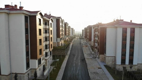 Elazığ'da 676 depremzede daha çekilen kurayla evlerine kavuştu
