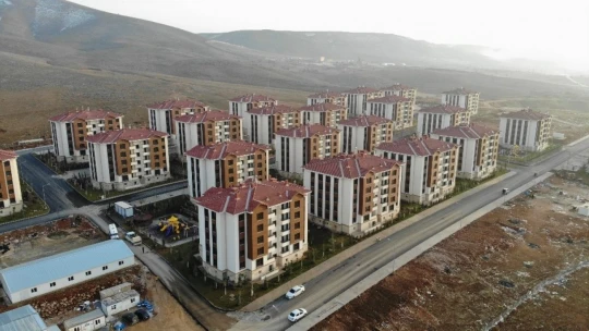 Elazığ'da 676 depremzede daha çekilen kurayla evlerine kavuştu