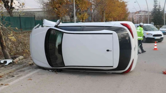 Feci Kaza Ucuz Atlatıldı, Ağaca Çarpan Otomobil Yan Yattı, 1 Yaralı