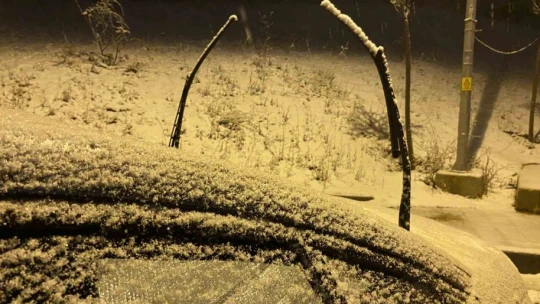 Elazığ'da araçların camları buz tuttu