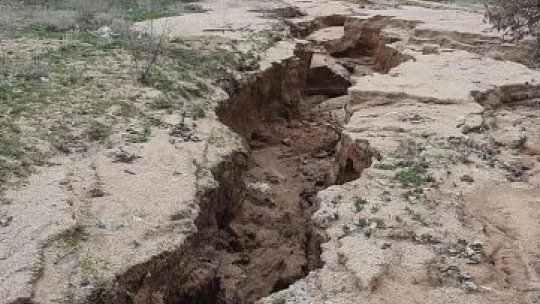Elazığ'da aşırı yağışlar sonrası köy yolu yarıldı