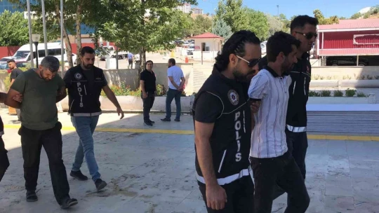 Elazığ'da Ayakkabı İçerisine Zulalanmış Uyuşturucu Ele Geçirildi, 2 Gözaltı