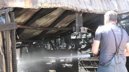 Elazığ'da baraka yandı, iki binaya sıçraması ekiplerin müdahalesiyle engellendi