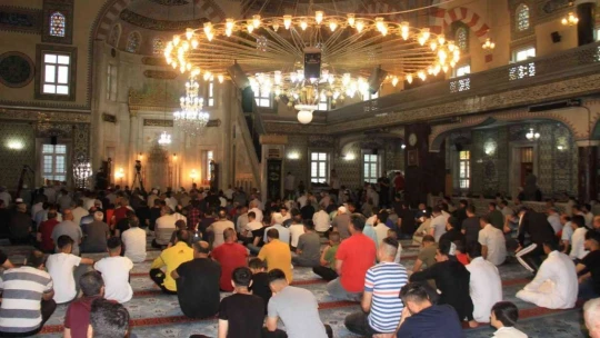 Elazığ'da bayram namazında camiler doldu