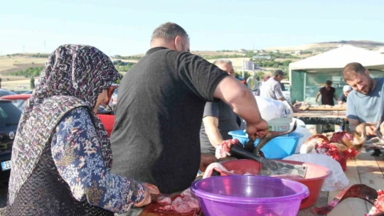 Elazığ'da bayram namazından çıkan vatandaşlar, kurbanlarını kesti