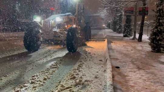 Elazığ'da belediye ekipleri kar mesaisinde